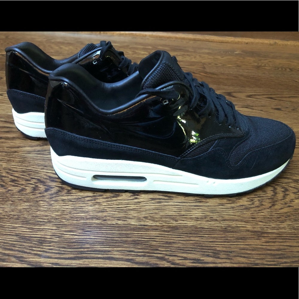 Nike Black and White air max Sneakers
